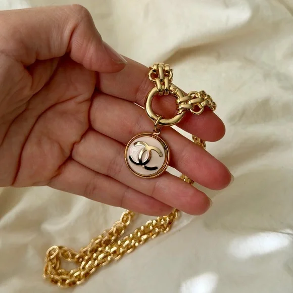 Pink Chanel pendant necklace - Picture 9 of 13